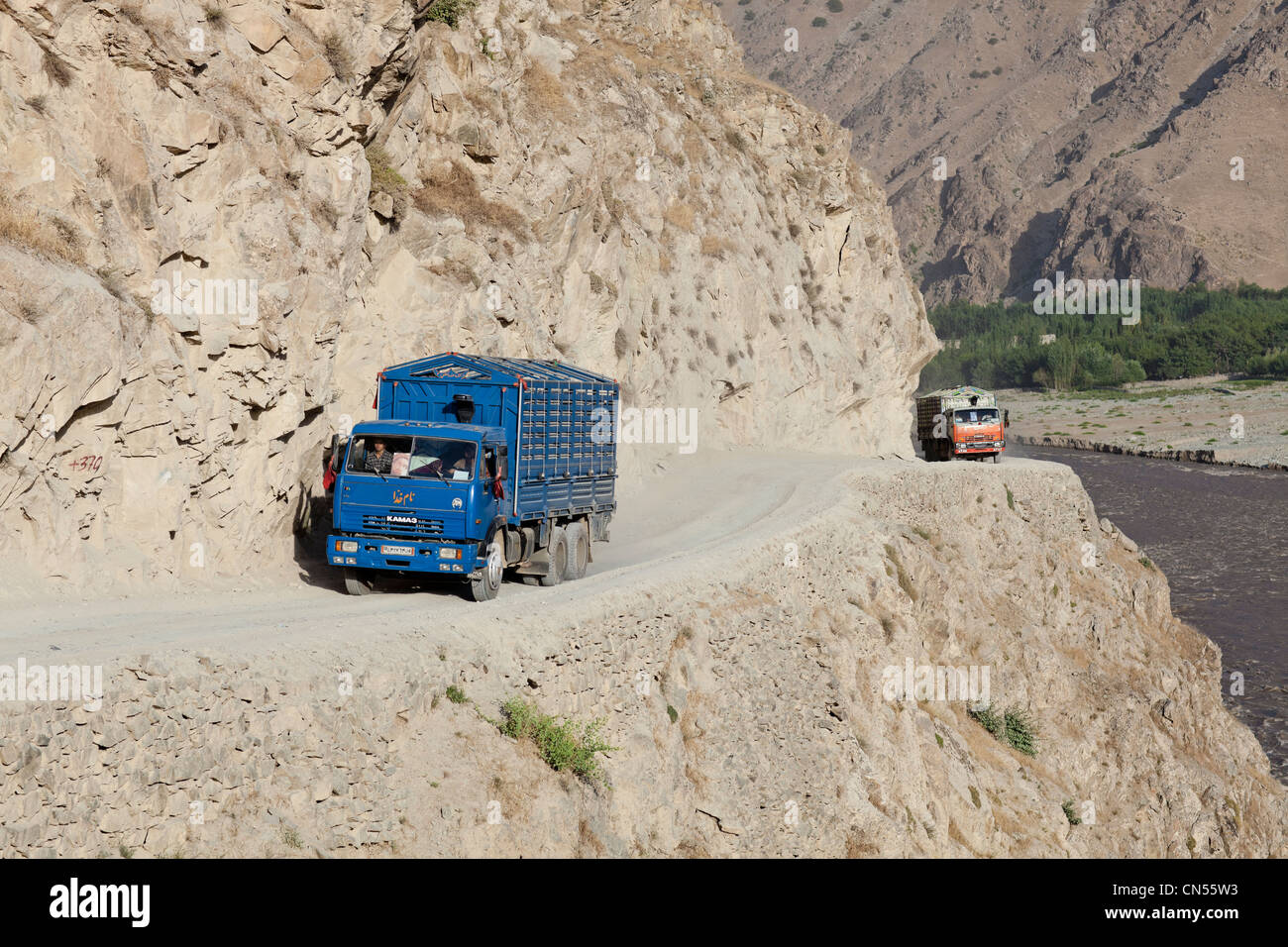 Afghanistan, Badakshan provincia, Kakan, Kokcha fiume e la strada di montagna tra Faizabad e Kunduz Foto Stock