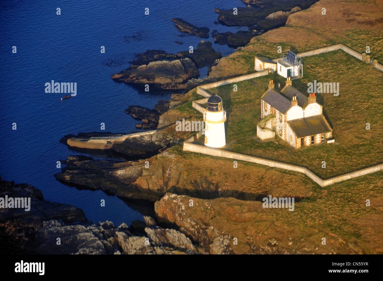 Helliar Holm Lighthouse dall'aria, Orkney Foto Stock