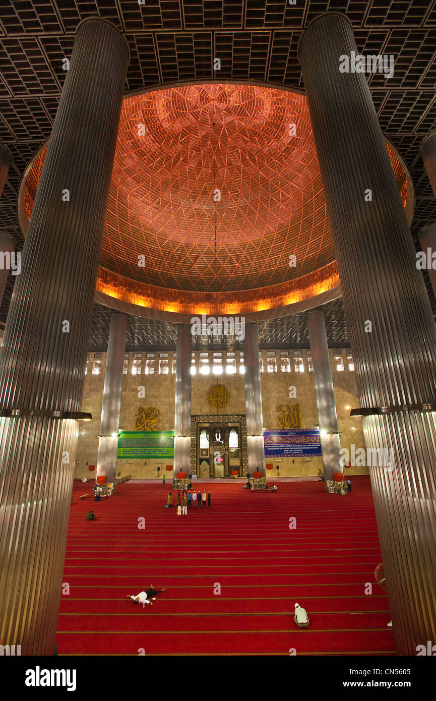 Indonesia, Java, Giacarta, l' Istiqlal o Masjid Istiqlal moschea, la più grande moschea in Asia Foto Stock