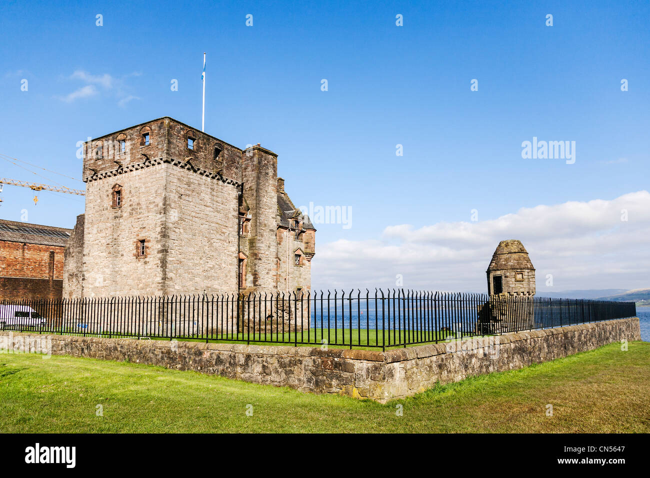 Newark Castle sulla sponda meridionale del fiume Clyde estuario, Port Glasgow, Renfrewshire, Scozia. Foto Stock