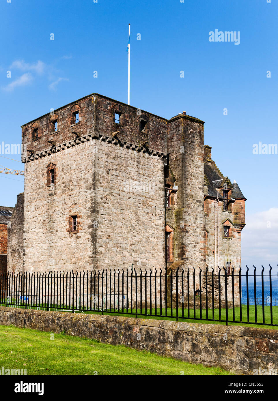 Newark Castle sulla sponda meridionale del fiume Clyde estuario, Port Glasgow, Renfrewshire, Scozia. Foto Stock