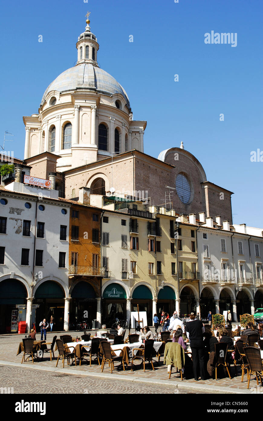 L'Italia, Lombardia, Mantova, Piazza delle Erbe e la basilica di Sant'Andrea dome Foto Stock