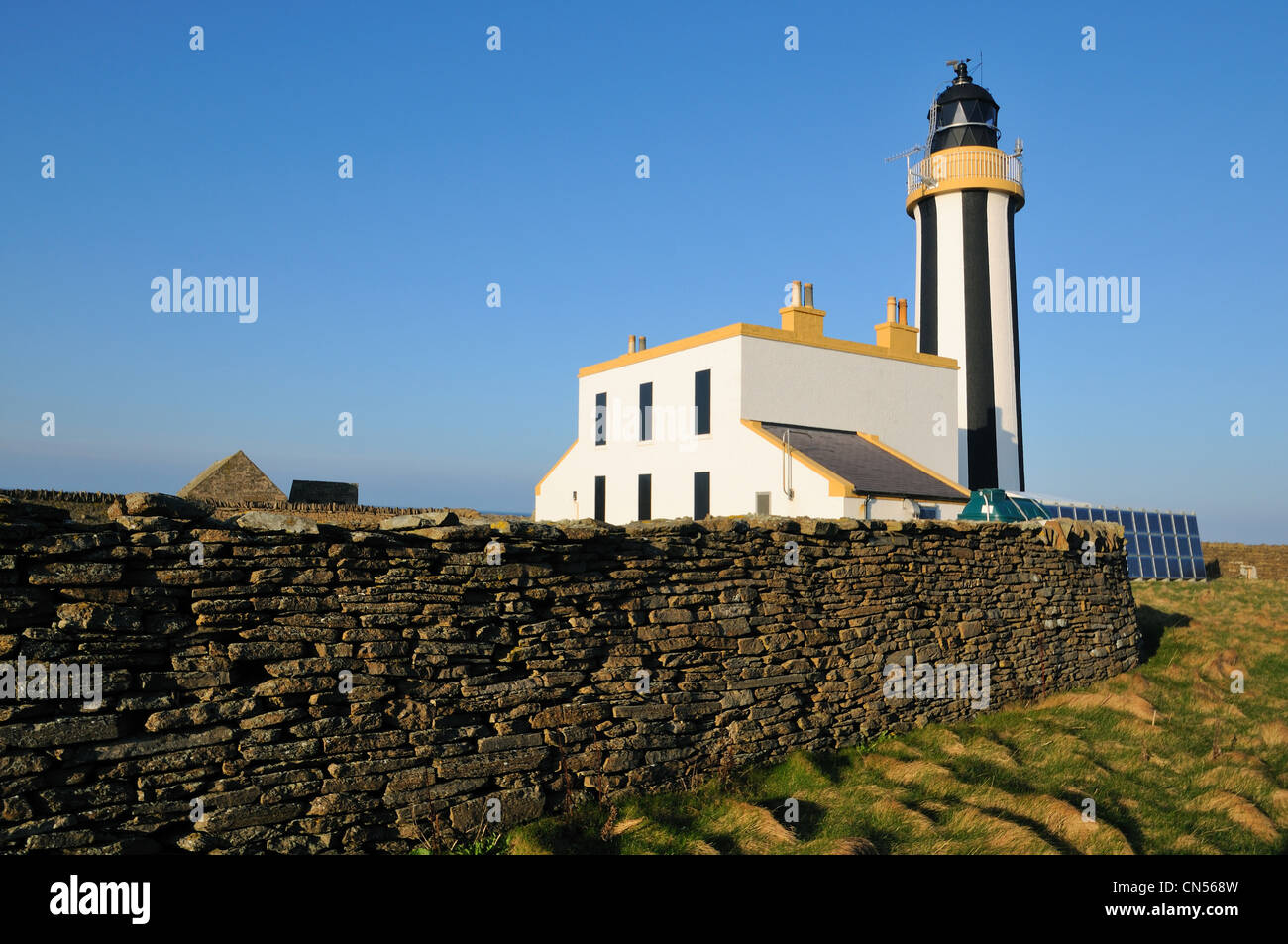 Il punto di inizio faro al tramonto, Sanday, Orkney Foto Stock