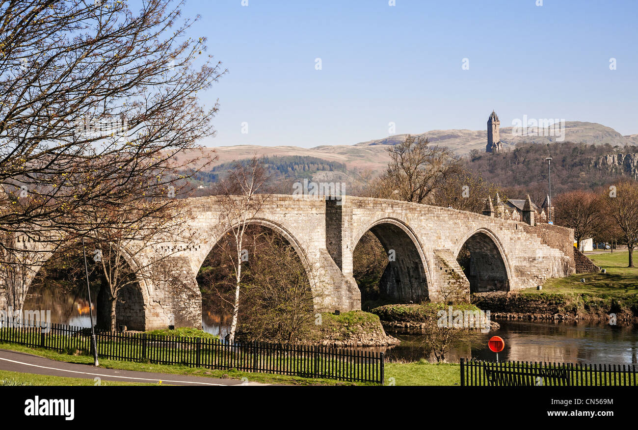 Storica Stirling Bridge con il National Wallace Monument in distanza, Scozia. Foto Stock