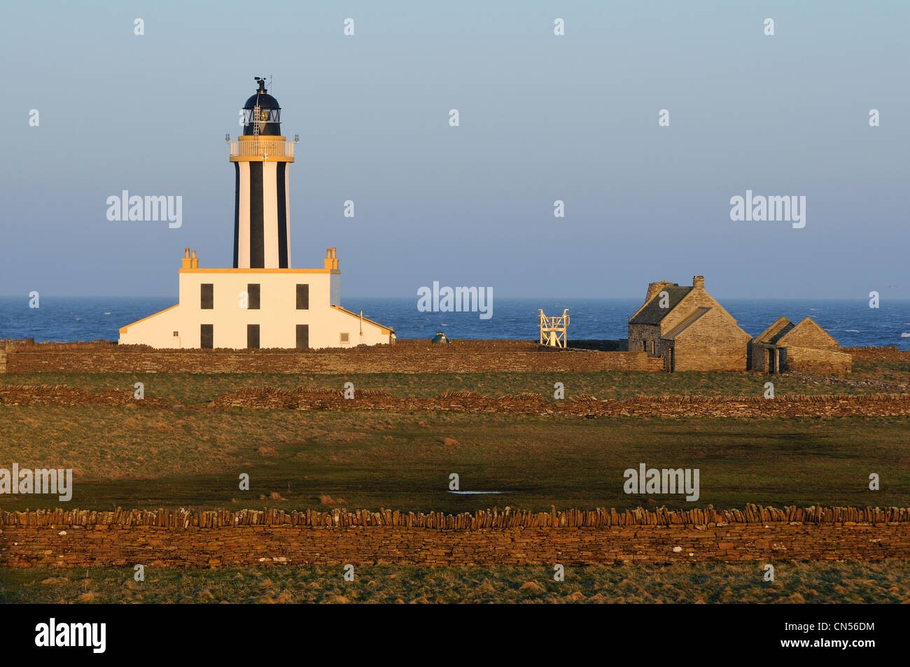 Il punto di inizio faro al tramonto, Sanday, Orkney Foto Stock