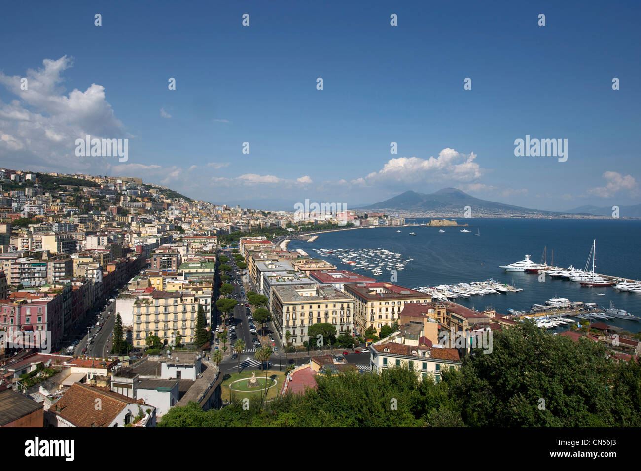 L'Italia, Campania, Napoli, il porto e la città ai piedi del Vesuvio Foto Stock