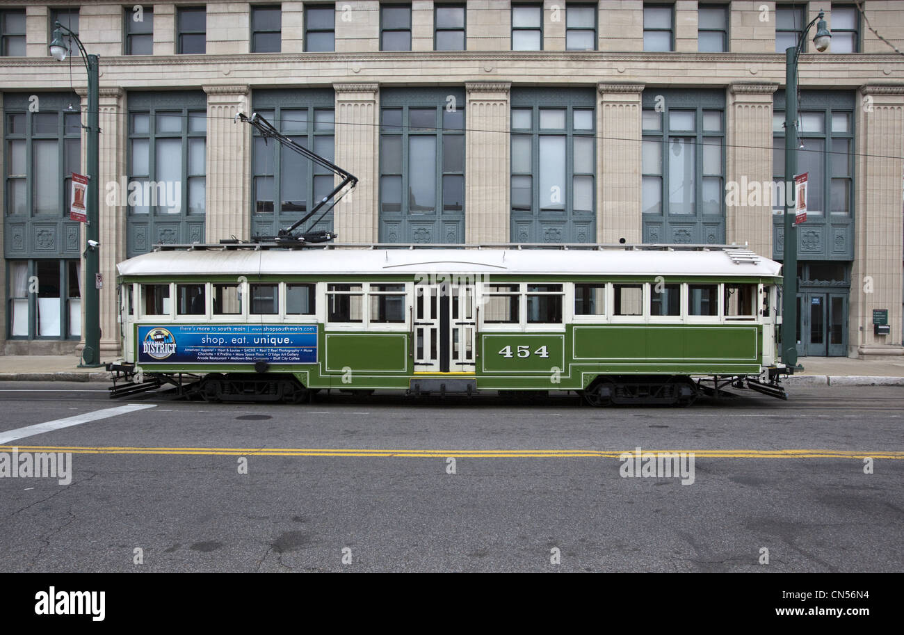 Vendemmia verde e bianco Riverfront Loop trolley car parcheggiata di fronte alla stazione dei treni Amtrak a Memphis, Tennessee Foto Stock