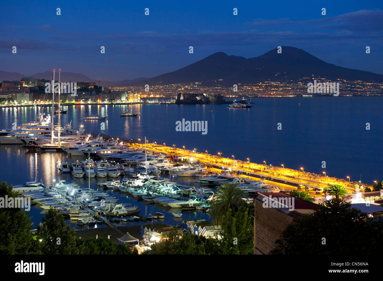 L'Italia, Campania, Napoli, il porto e la città ai piedi del Vesuvio Foto Stock