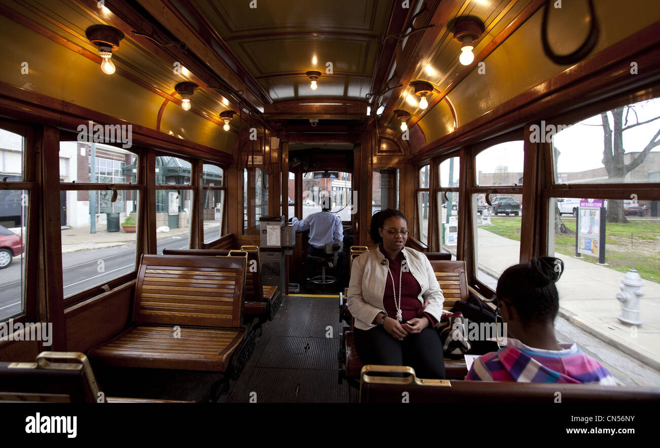 Passeggeri in sella all'interno di un vintage trolley car a Memphis, Tennessee Foto Stock