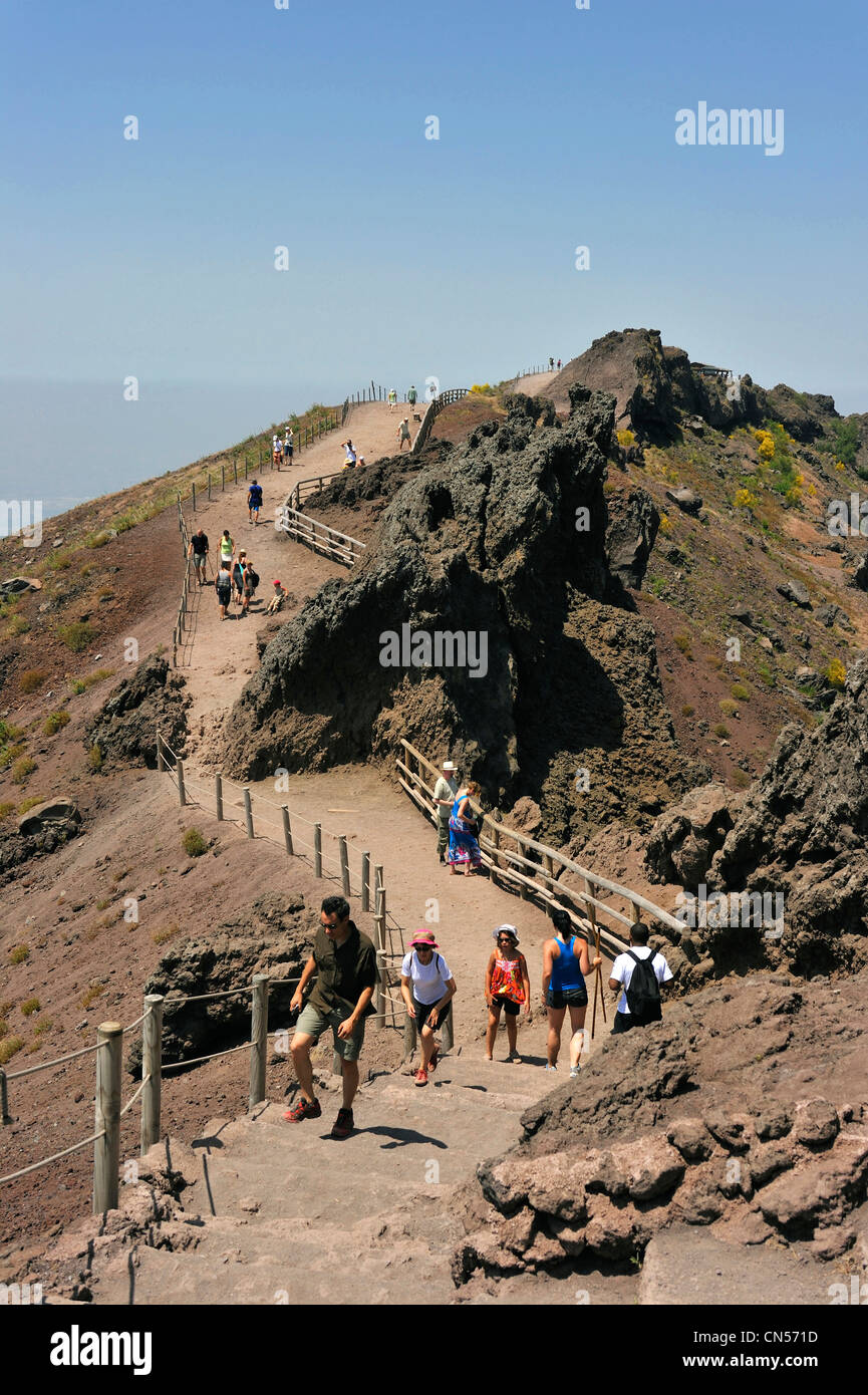 L'Italia, Campania, la strada verso la cima del cratere del Vesuvio Foto Stock