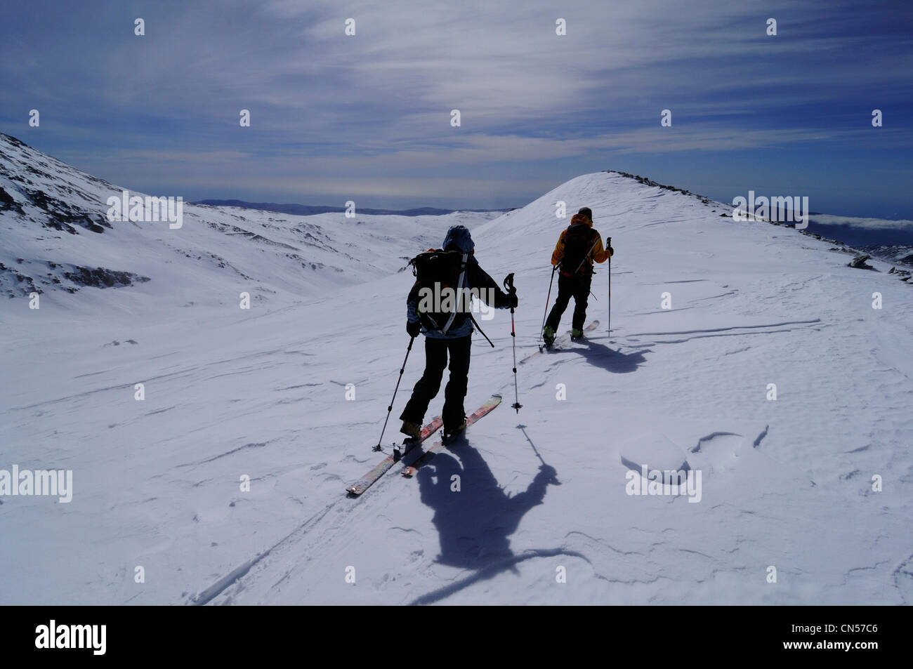 Spagna, Andalusia Sierra Nevada, sci di fondo al di sopra di Refugio Poqueira, sullo sfondo del Mare Mediterraneo Foto Stock