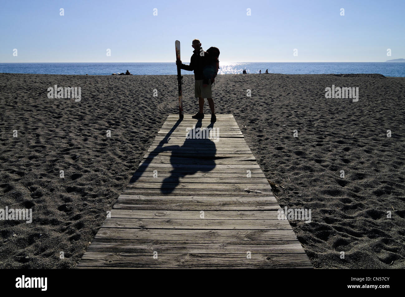 Spagna, Andalusia Sierra Nevada, nuotare nel mare Mediterraneo dopo sci discesa del Cerro Caballo (3011m) Foto Stock