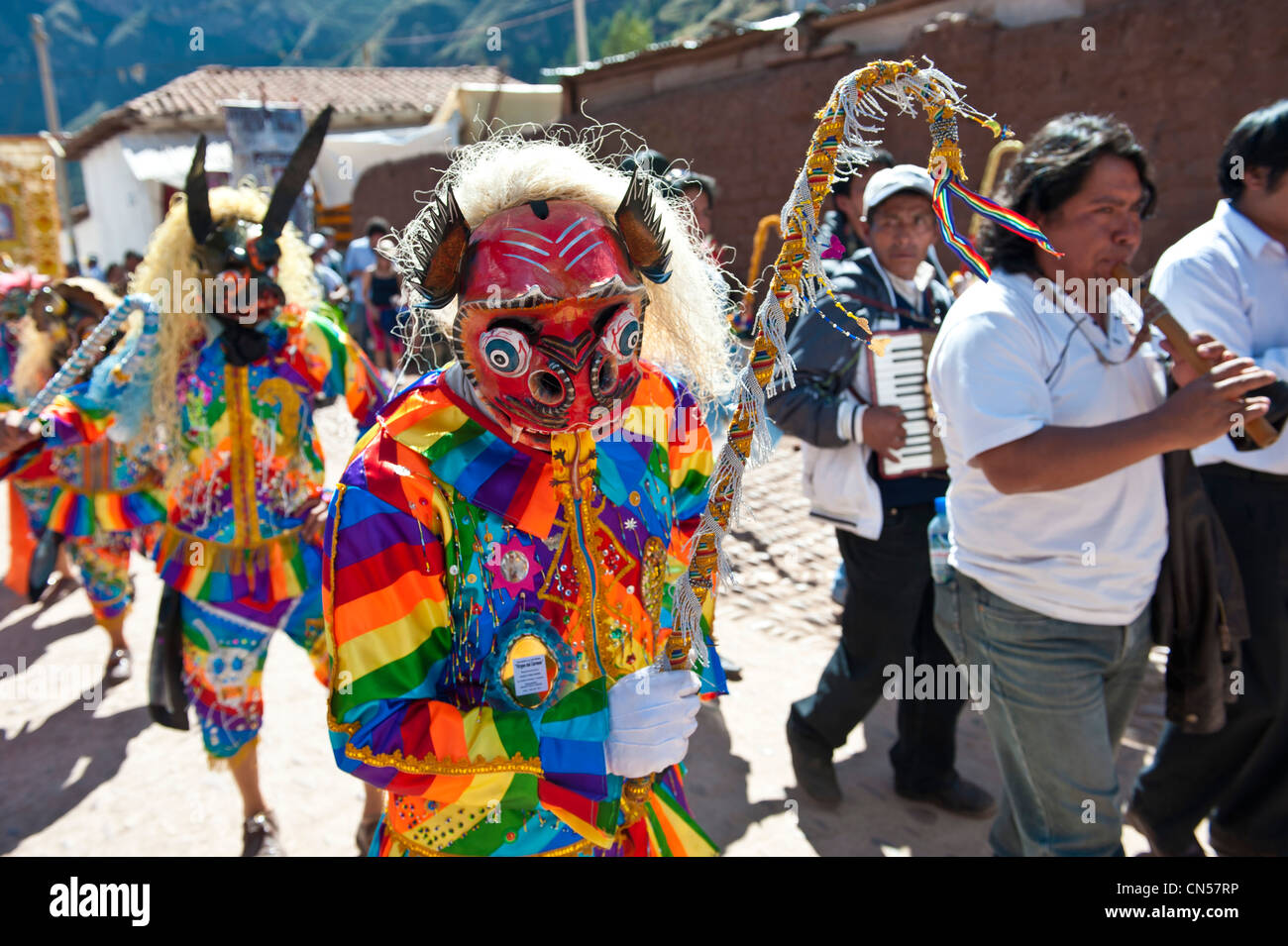 Il Perù, provincia di Cuzco, Inca Sacred Valley, Pisac, festa della Virgen del Carmen, ballerino interpretando Saqra, danza satira Foto Stock