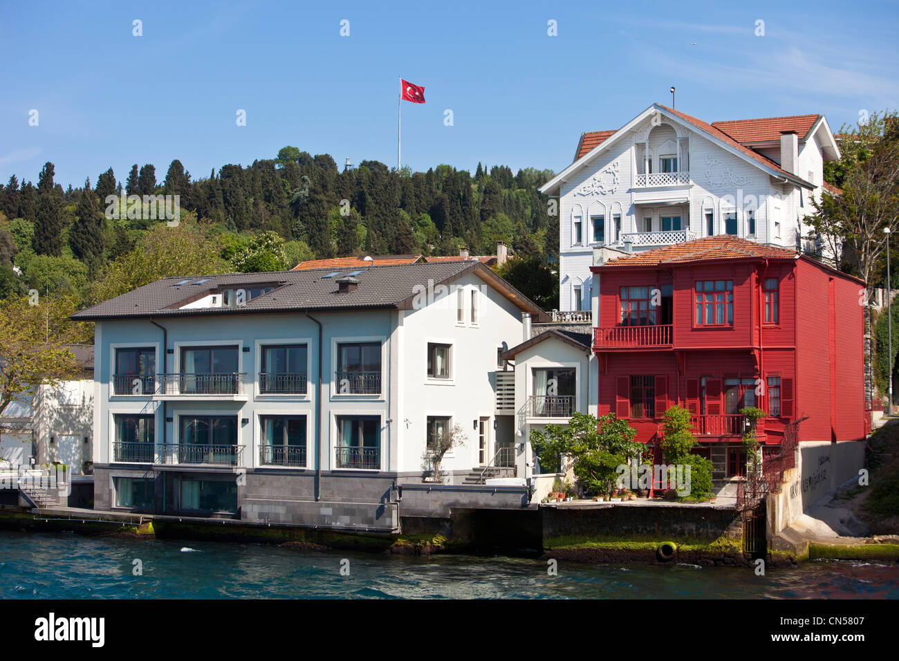 Turchia, Istanbul, sul Bosforo, circondato da molti Yali (case lungo l'acqua). Foto Stock