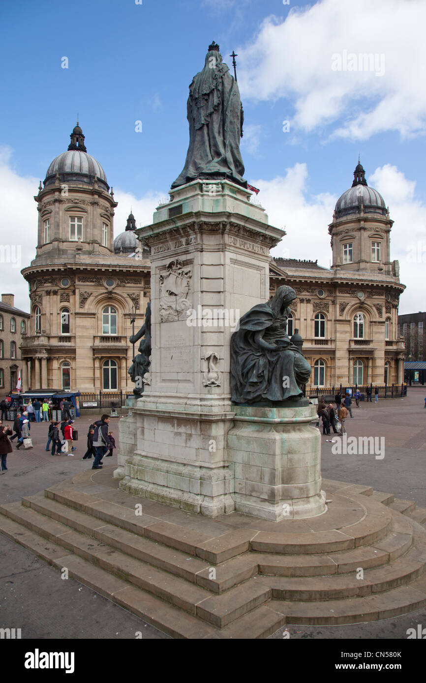 La regina Victoria statua e il Museo Marittimo nel centro di Hull, Humberside, East Yorkshire, Regno Unito Foto Stock