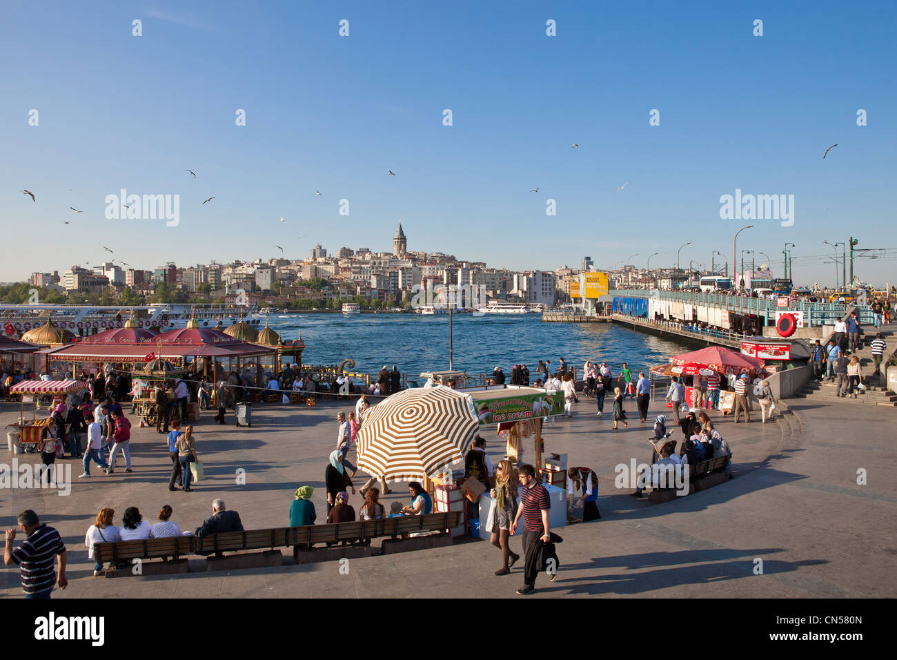 Turchia, Istanbul, Eminönü district, il porto di Eminönü lungo lo stretto del Golden Horn Foto Stock