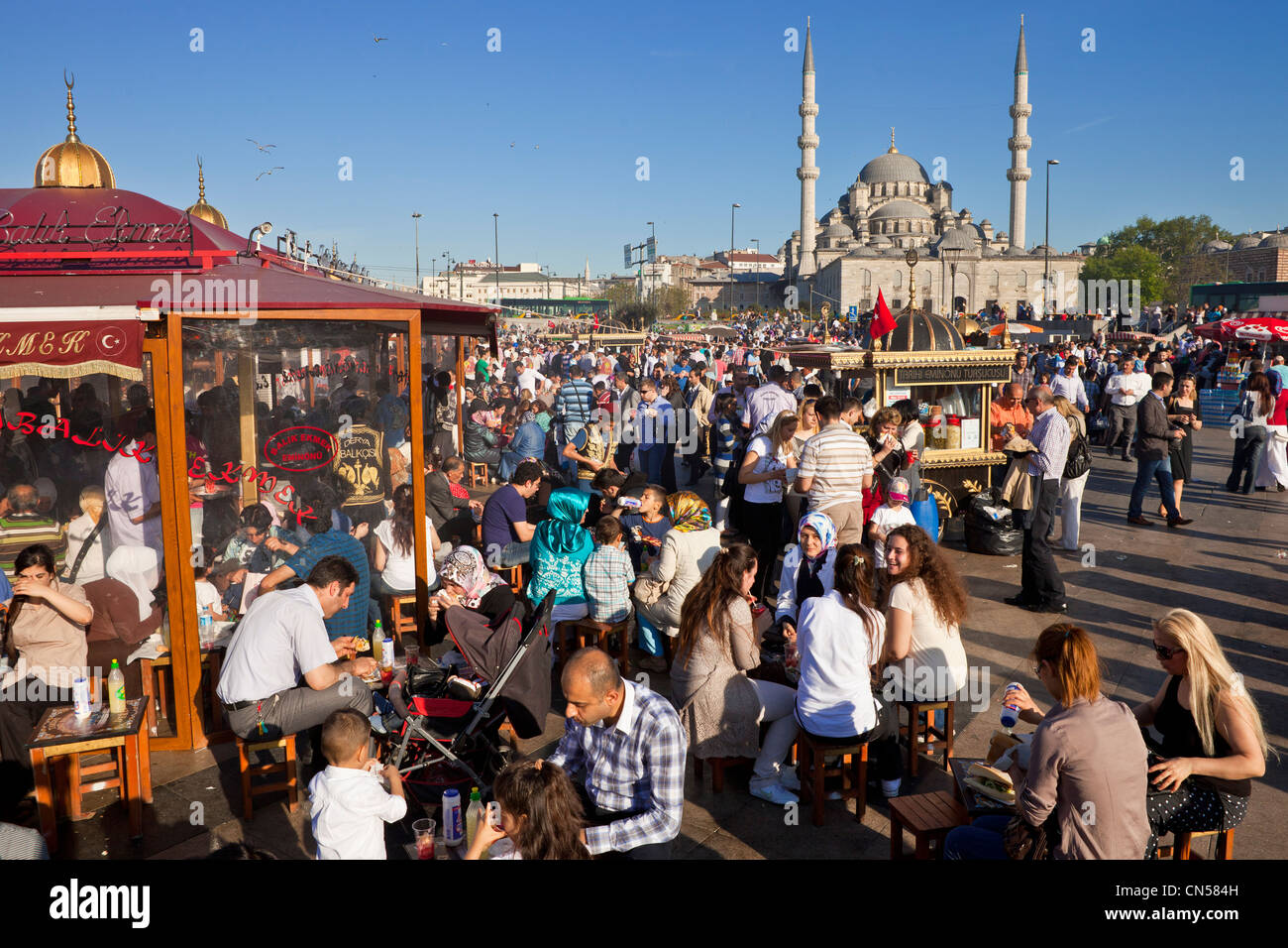 Turchia, Istanbul, centro storico elencati come patrimonio mondiale dall' UNESCO, Eminönü district, ristoranti di pesce su barche e il Foto Stock