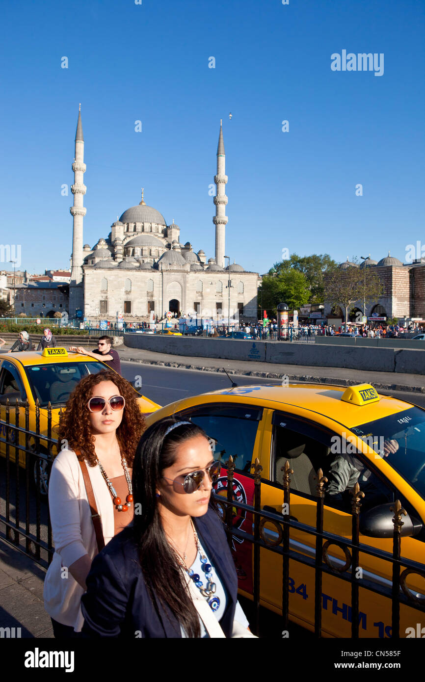 Turchia, Istanbul, centro storico elencati come patrimonio mondiale dall' UNESCO, Eminönü district, taxi e Yeni Cami (Nuova Moschea) in Foto Stock