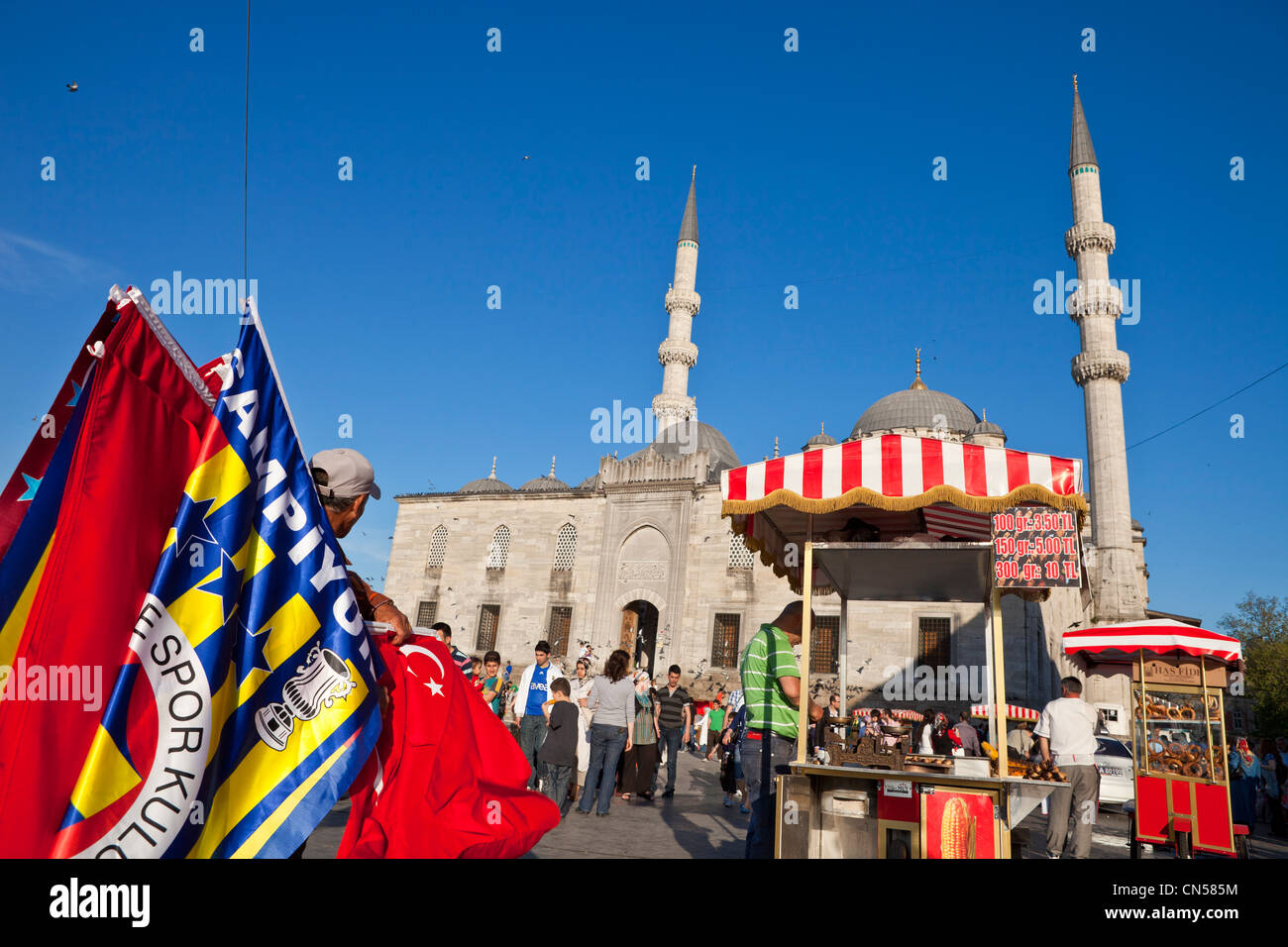 Turchia, Istanbul, centro storico elencati come patrimonio mondiale dall' UNESCO, Eminönü district, un venditore di bandiere nella parte anteriore del Foto Stock