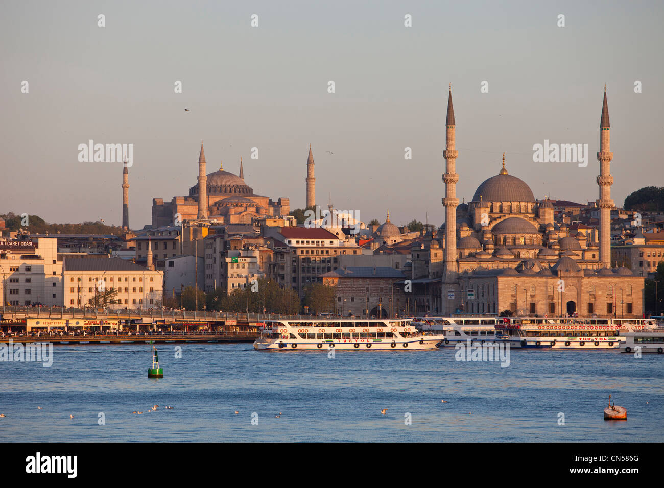 Turchia, Istanbul, centro storico sono classificati come patrimonio mondiale dall'UNESCO, La Yeni Cami (Nuova Moschea moschea e Aya Sofya (Hagia Foto Stock