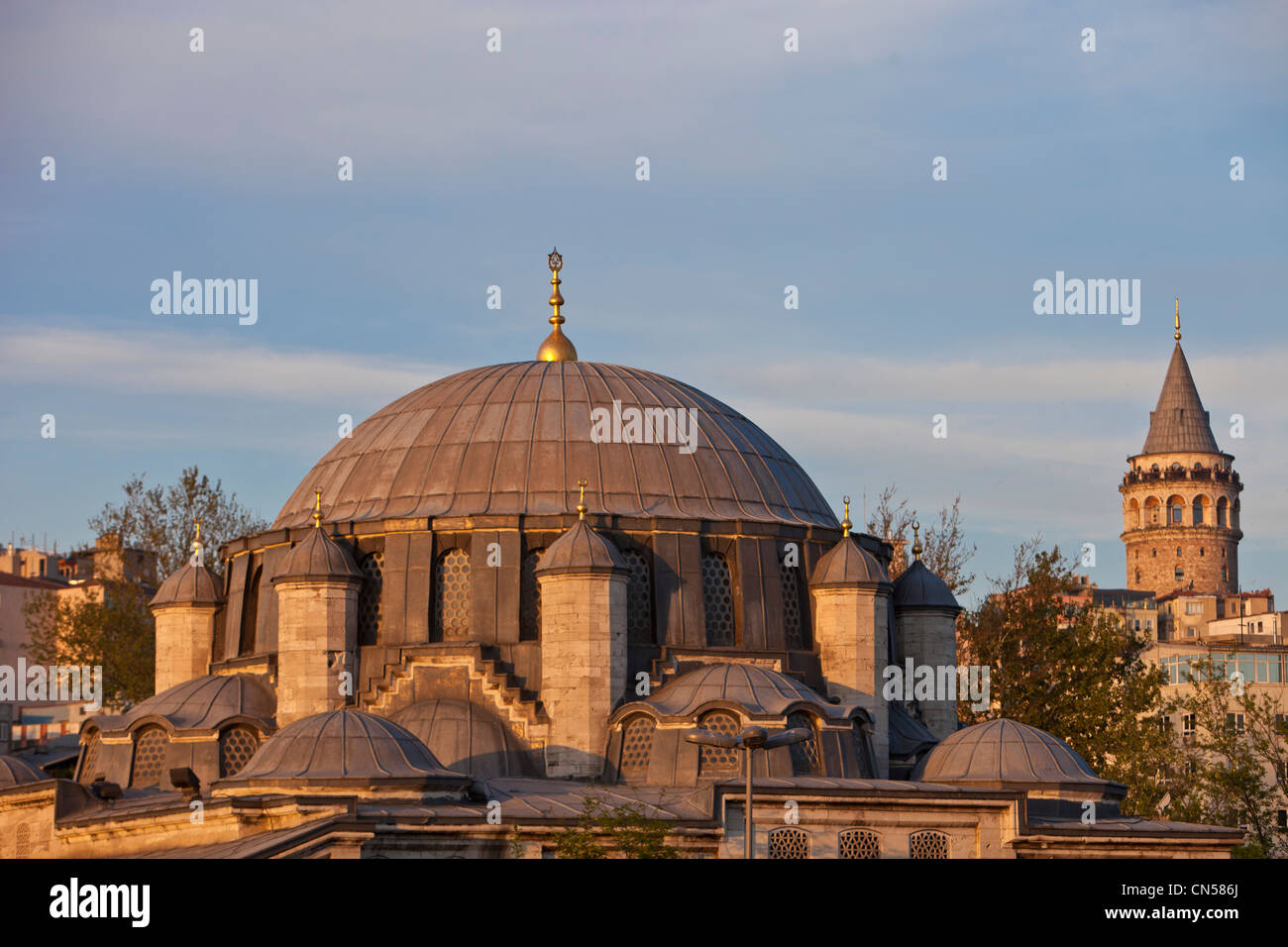 Turchia, Istanbul, centro storico sono classificati come patrimonio mondiale dall'UNESCO, una moschea e la Torre di Galata Foto Stock