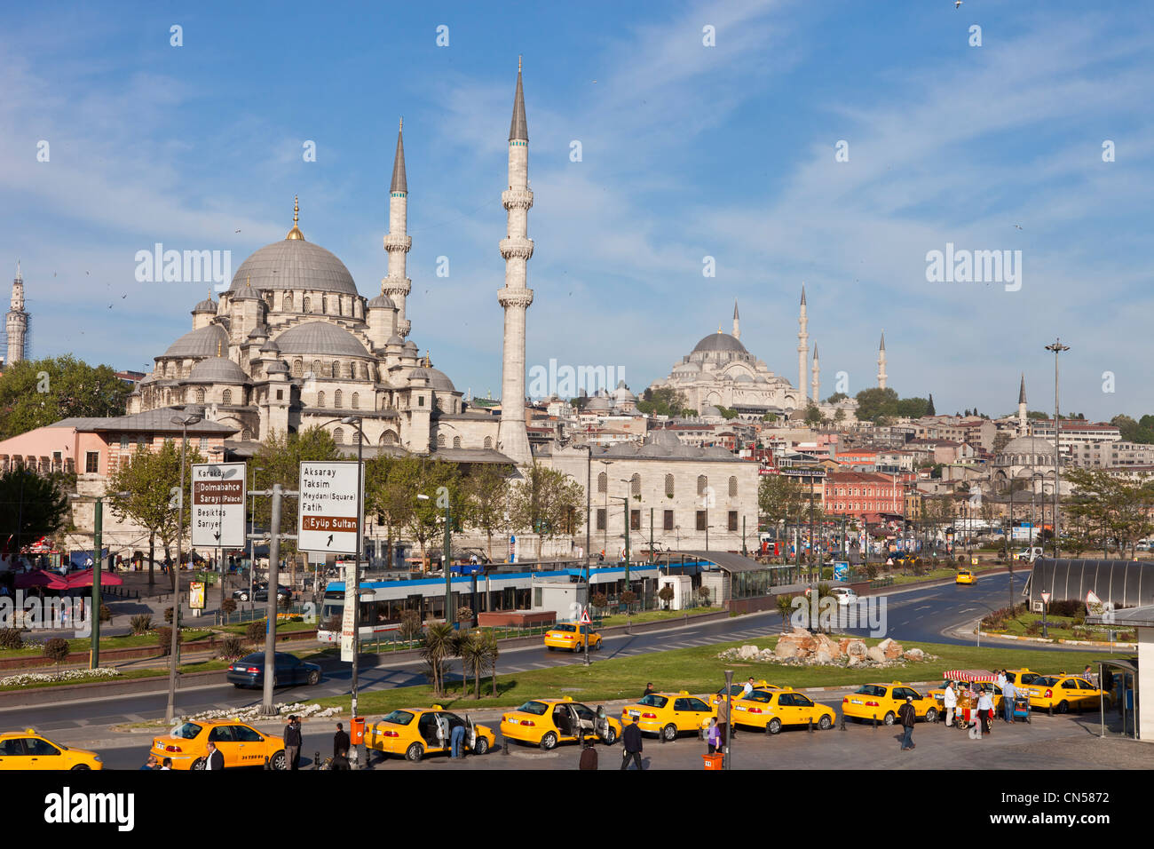 Turchia, Istanbul, centro storico elencati come patrimonio mondiale dall' UNESCO, Eminönü district, taxi e Yeni Cami (Nuova Moschea) Foto Stock