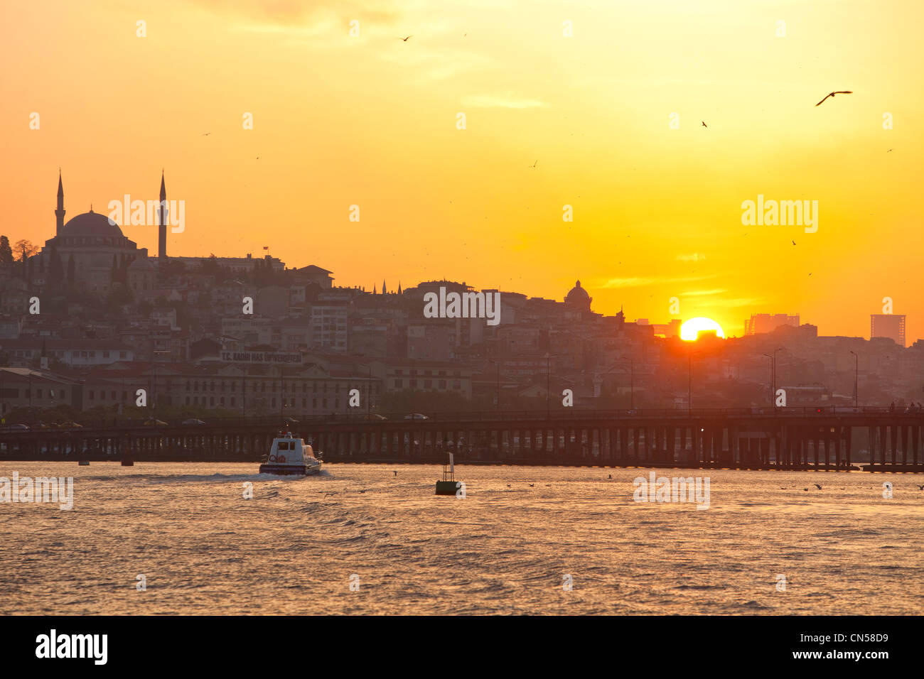 Turchia, Istanbul, tramonto sullo stretto di Golden Horn Foto Stock