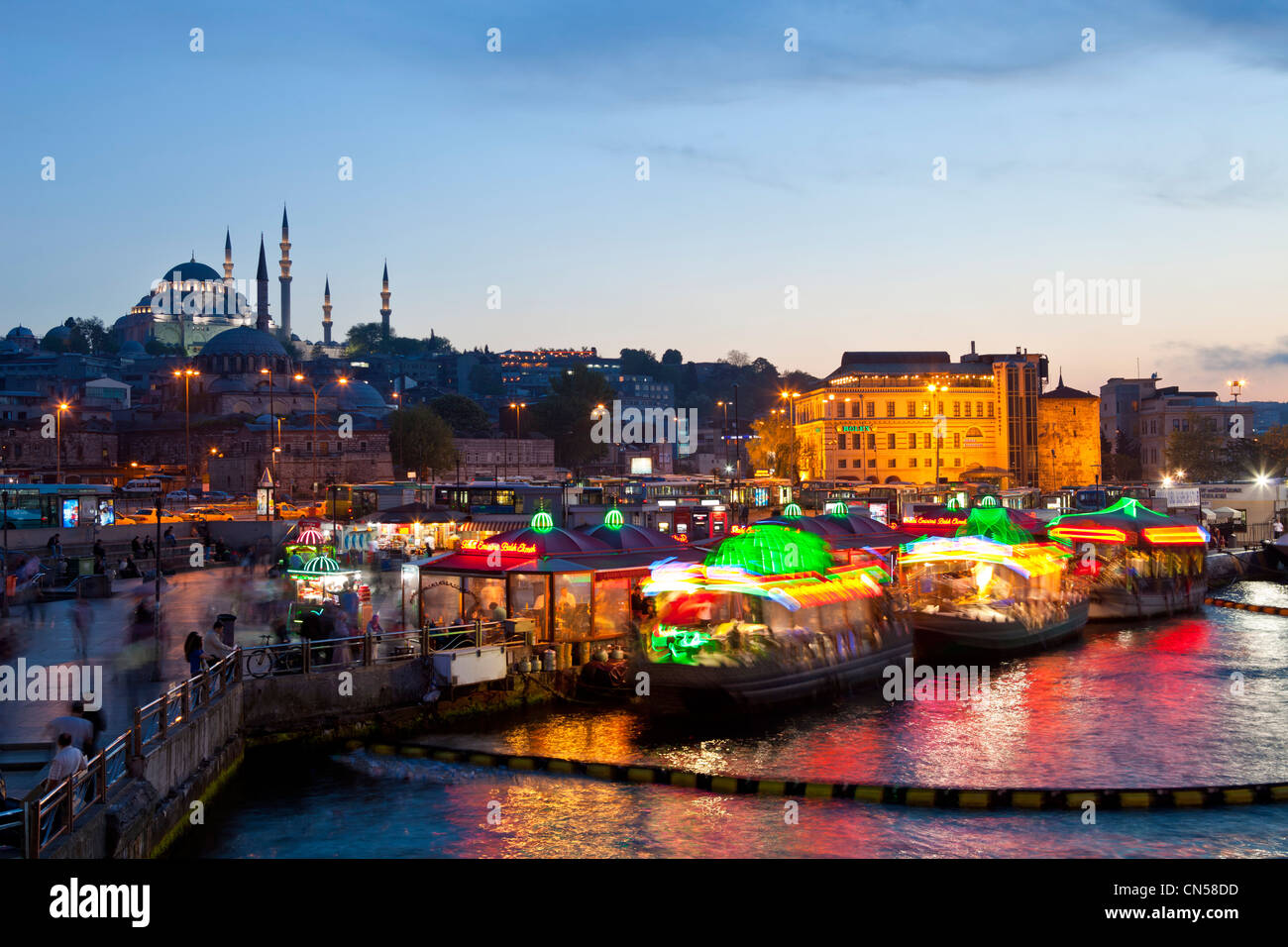 Turchia, Istanbul, centro storico elencati come patrimonio mondiale dall' UNESCO, Eminönü district, ristoranti di pesce su barche e il Foto Stock