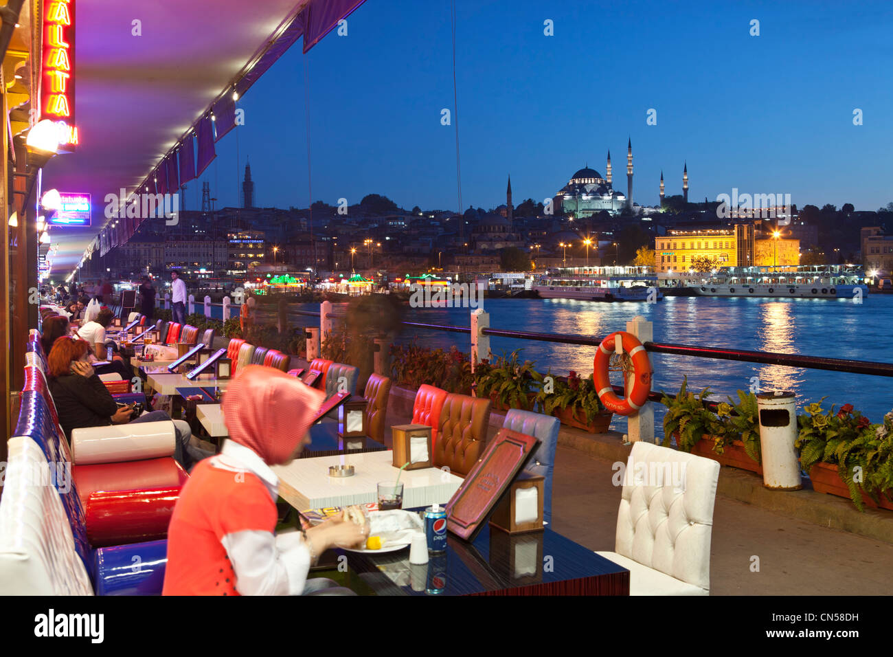 Turchia, Istanbul, Eminönü district, bar sotto il Ponte di Galata che attraversano lo stretto del Golden Horn Foto Stock