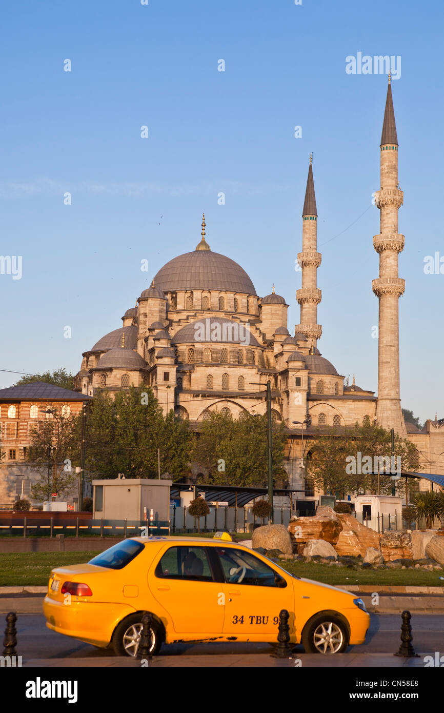 Turchia, Istanbul, centro storico elencati come patrimonio mondiale dall' UNESCO, Eminönü district, taxi e Yeni Cami (Nuova Moschea) in Foto Stock
