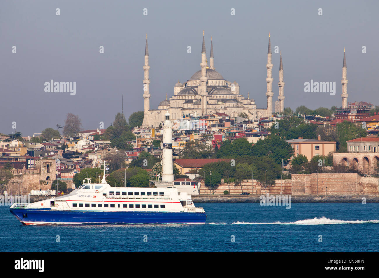 Turchia, Istanbul, un traghetto sul Bosforo e la Moschea di Sultanahmet con il Sultan Ahmet Camii (moschea blu) Foto Stock