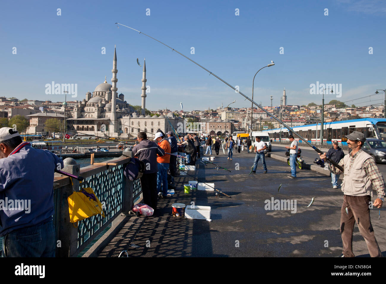 Turchia, Istanbul, stretto del Golden Horn, pescatori sul Ponte di Galata Foto Stock
