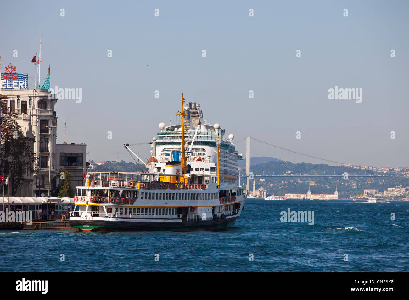 Turchia, Istanbul, un traghetto sul lo stretto del Bosforo Foto Stock