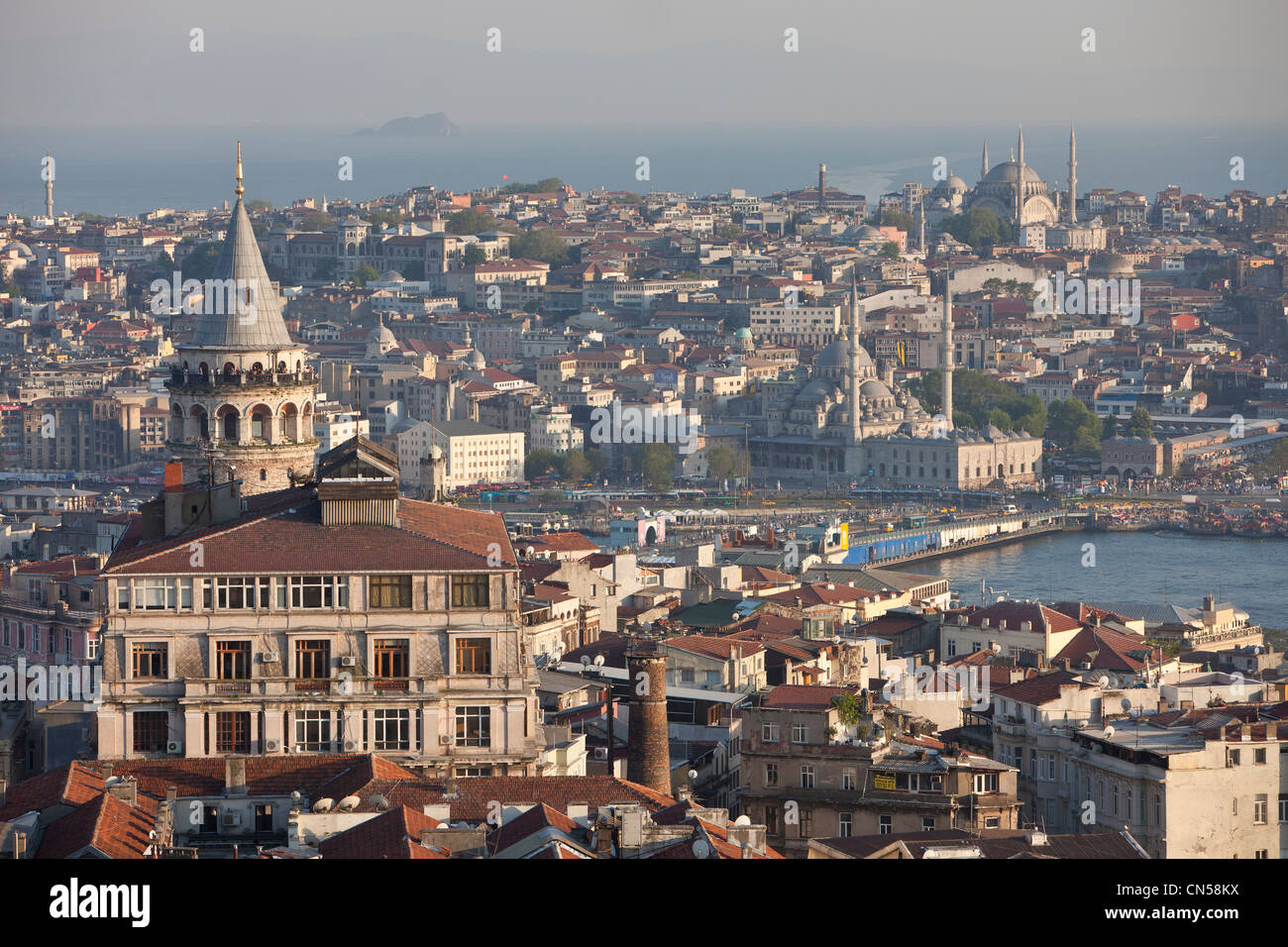 Turchia, Istanbul, Torre Galata in primo piano e sullo stretto del corno dorato con il quartiere di Sultanahmet in Foto Stock