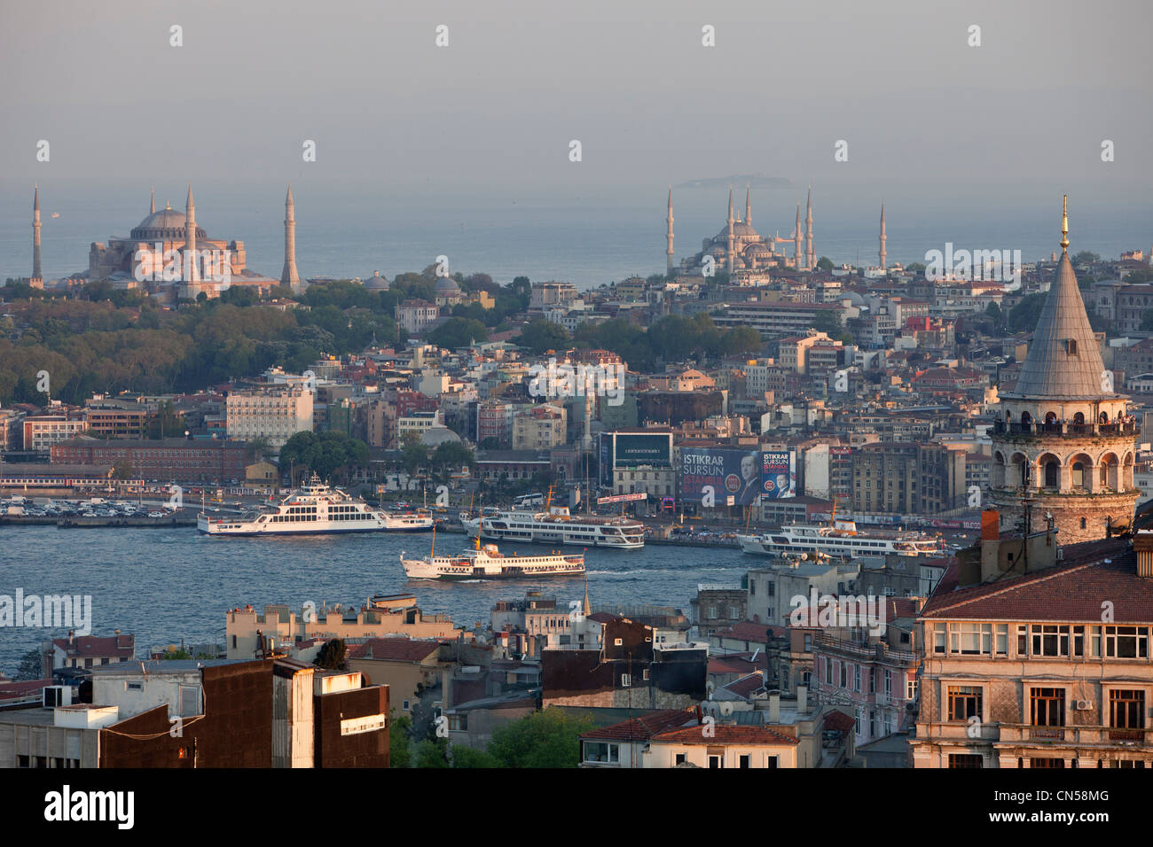 Turchia, Istanbul, Beyoglu, Tünel district, caffetterie, bar e ristoranti nelle strade strette intorno Istiklal Caddesi Foto Stock