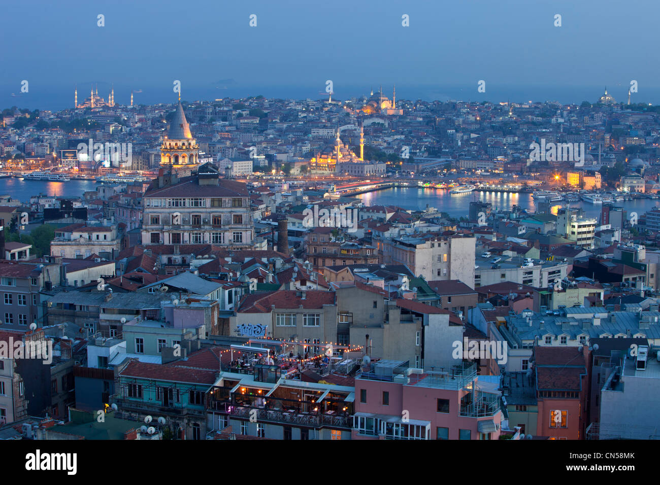 Turchia, Istanbul, Beyoglu, Tünel distretto, Torre Galata e Moschea Sultan Ahmet Camii (moschea Blu) a sinistra Foto Stock
