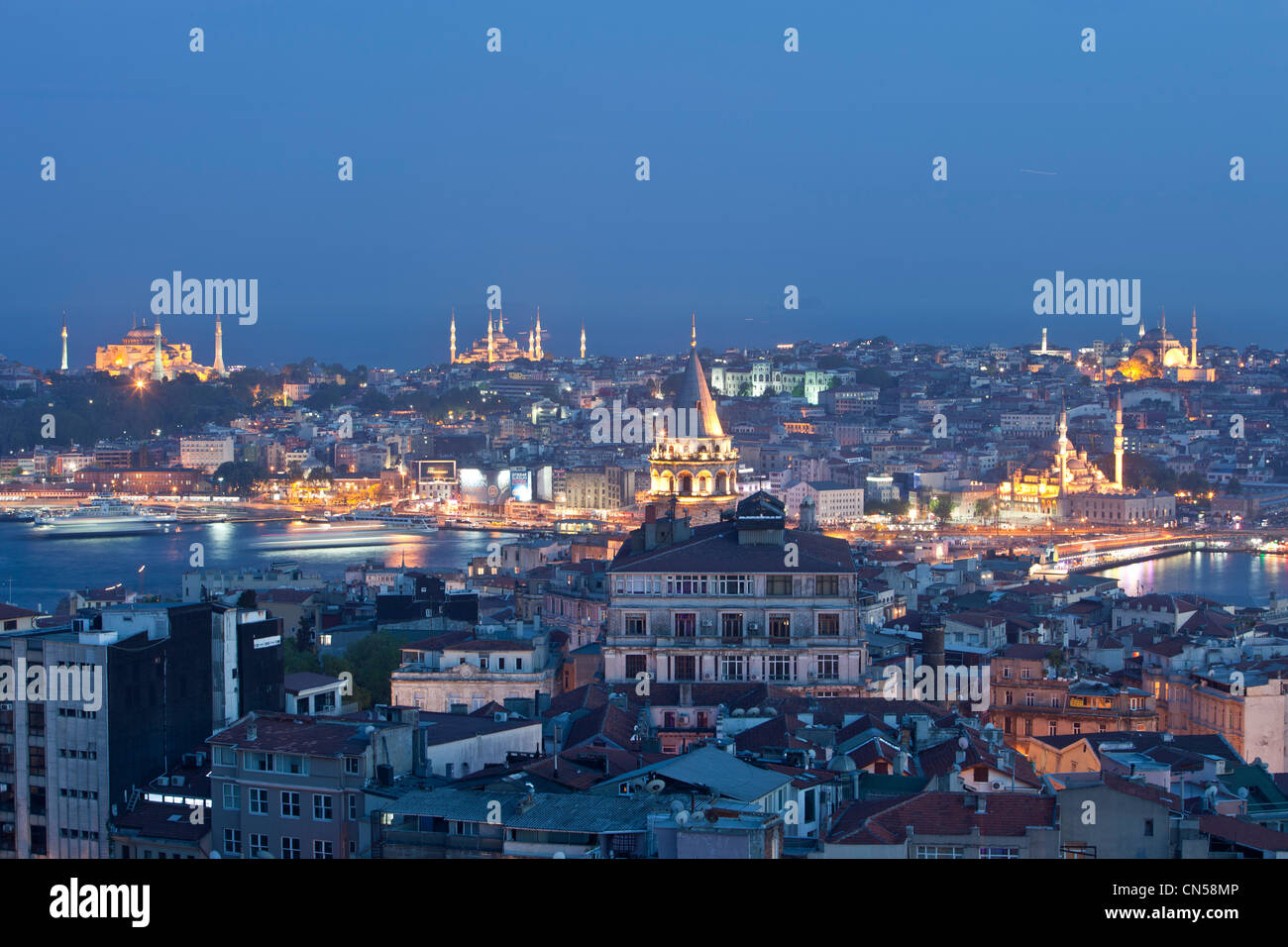 Turchia, Istanbul, Beyoglu, Tünel distretto, vista generale, Torre Galata in primo piano Foto Stock