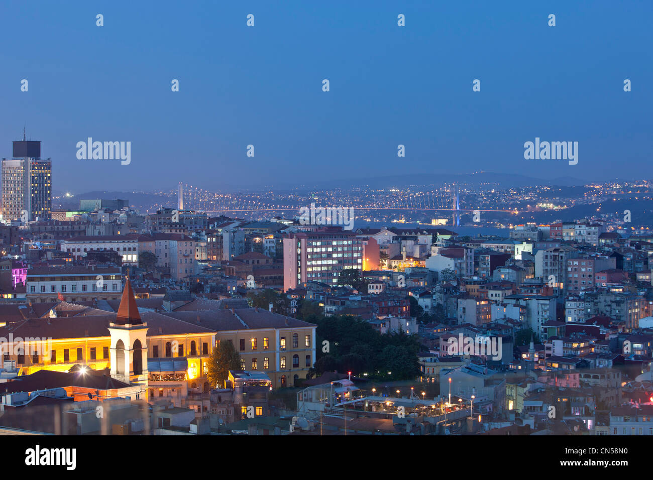 Turchia, Istanbul, Beyoglu, Tünel distretto, vista generale, Torre Galata in primo piano Foto Stock