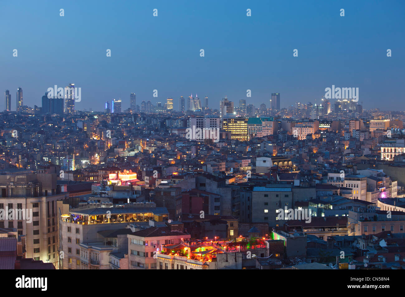 Turchia, Istanbul, Beyoglu, Tünel distretto, vista generale, con il ponte sul Bosforo in background Foto Stock