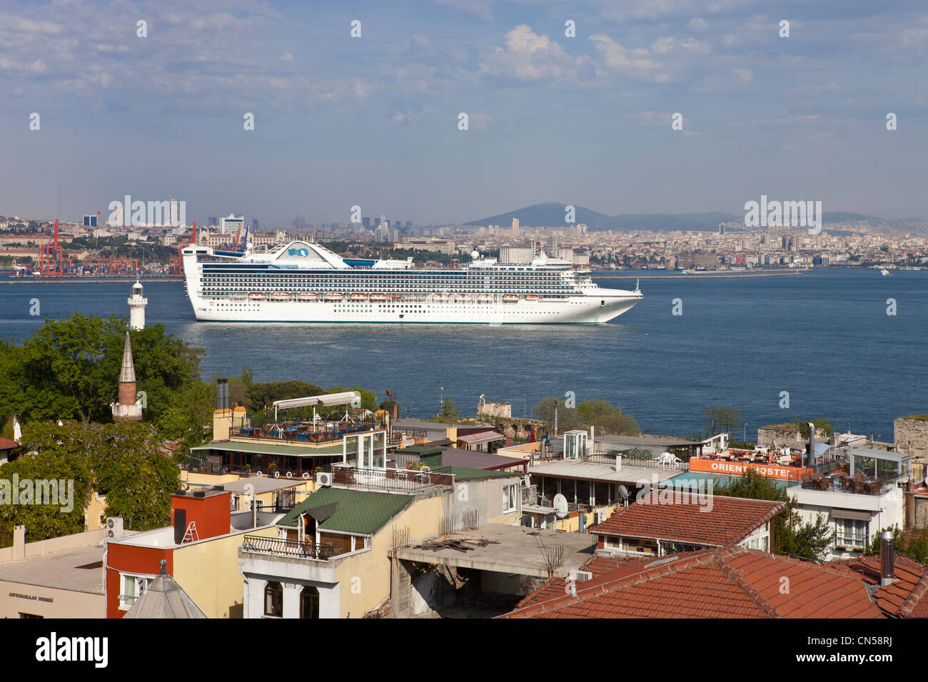 Turchia, Istanbul, una nave da crociera attraverso il Bosforo Foto Stock