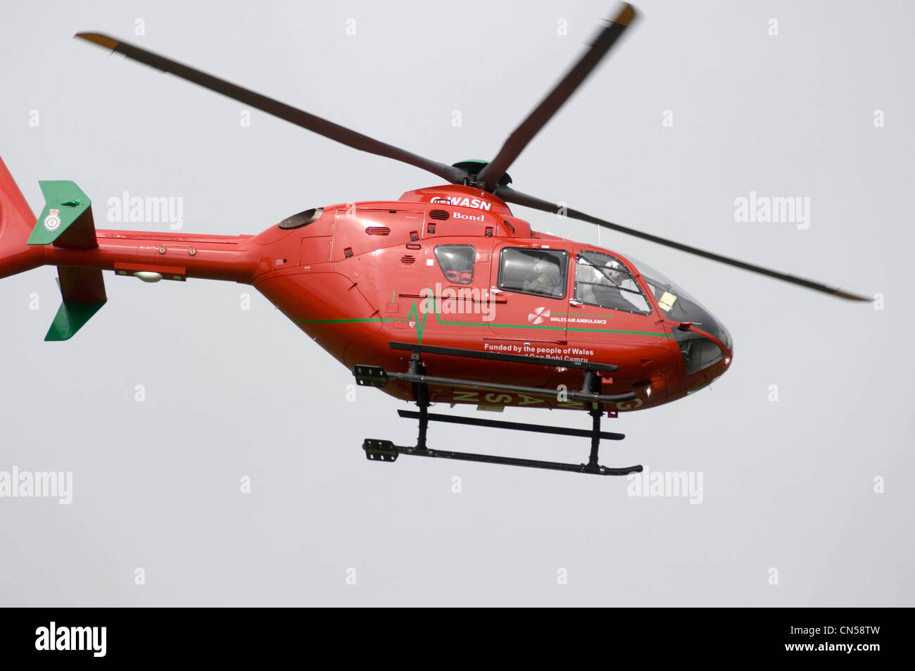 Il Galles Air Ambulance decollo dalla base a Swansea Airport nel Galles del Sud, Regno Unito. Foto Stock