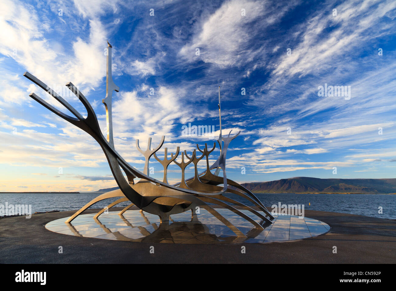 L'Islanda, Reykjavik, vicino al porto, l'Solfar o Sun Voyager, realizzato nel 1971, scultura in metallo di Jon Gunnar Arnasonndais, Foto Stock