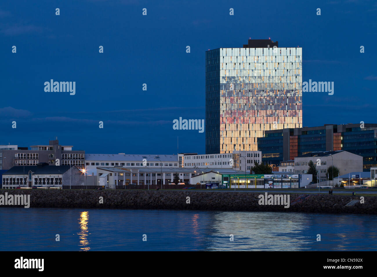 L'Islanda, Reykjavik, riflesso del tramonto su di un edificio è la vicinanza del quay dell'avenue SÊbraut Foto Stock