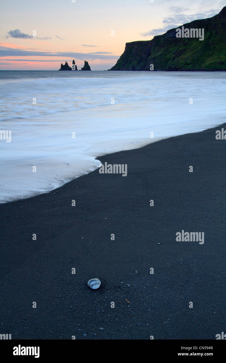 L'Islanda, regione Sudurland, Vik, Cliff e la spiaggia di sabbia nera di Vik, in fondo il leggendario rocce di Reynisdrangar Foto Stock