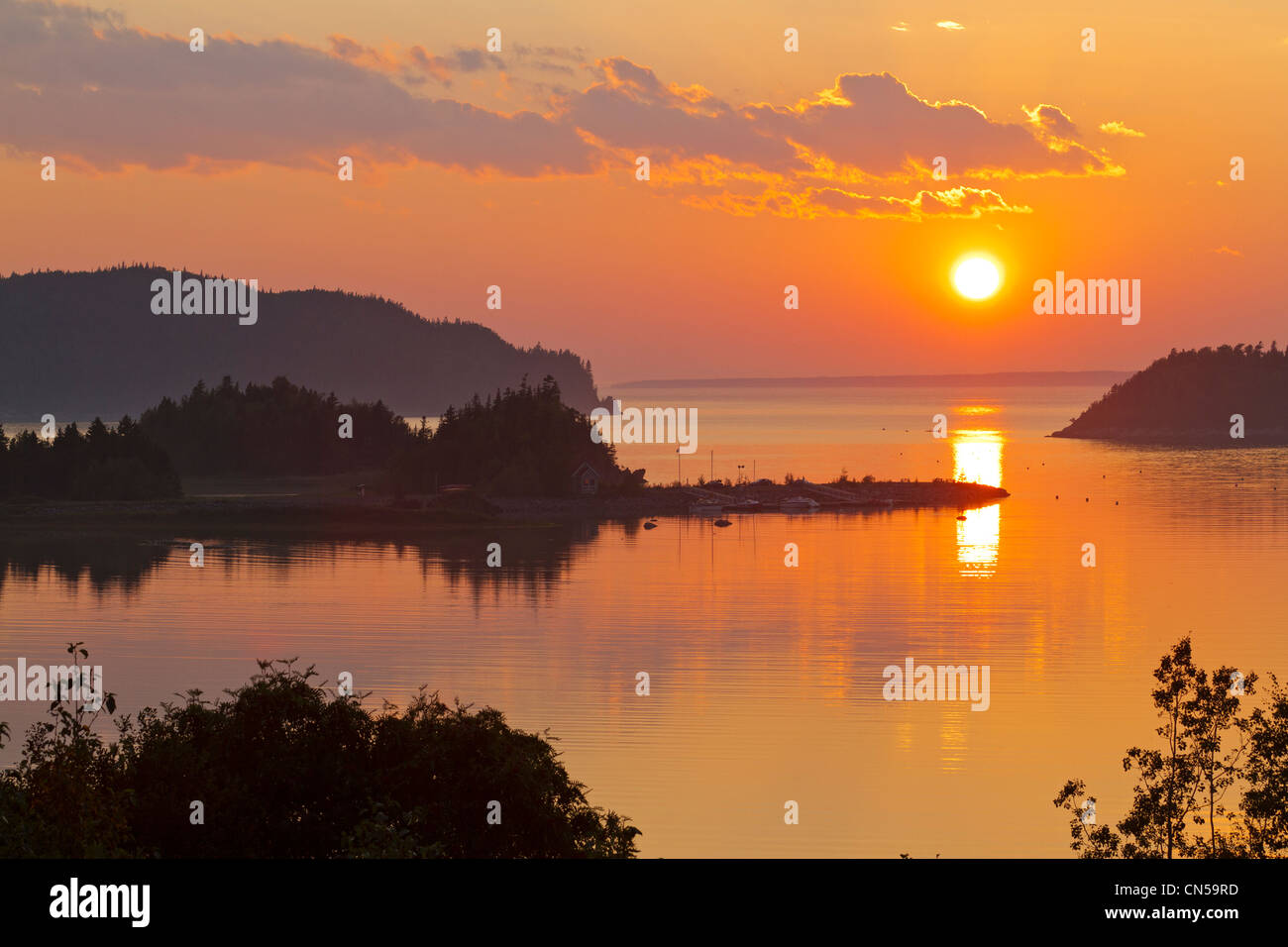 Canada, Provincia di Quebec, Bas Saint Laurent, Parc national du Bic, tramonto sul fiume San Lorenzo e le isole del parco Foto Stock