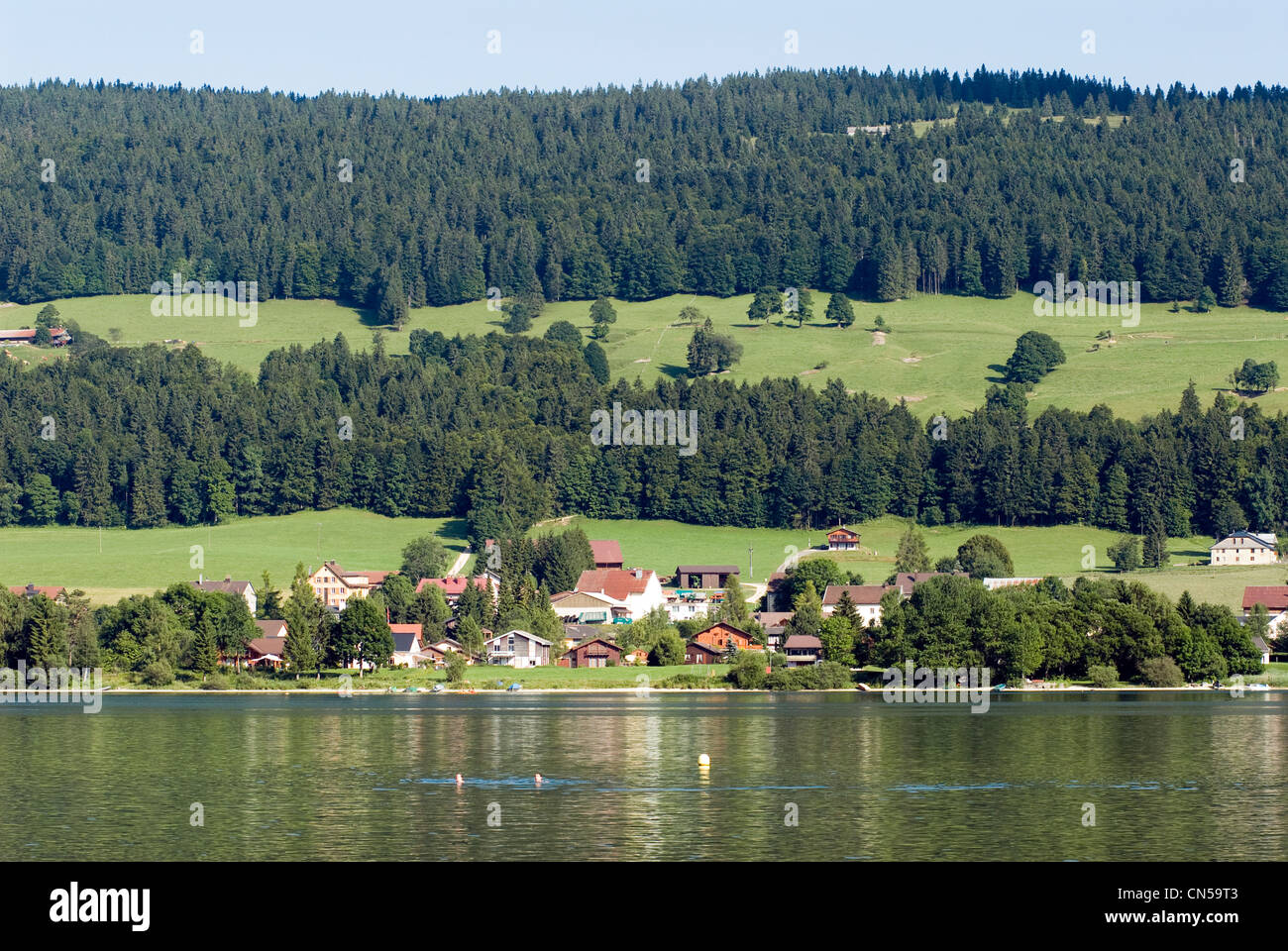 La Svizzera, nel Cantone di Vaud, Le Sentier, nuotare nel Lac de Joux Foto Stock