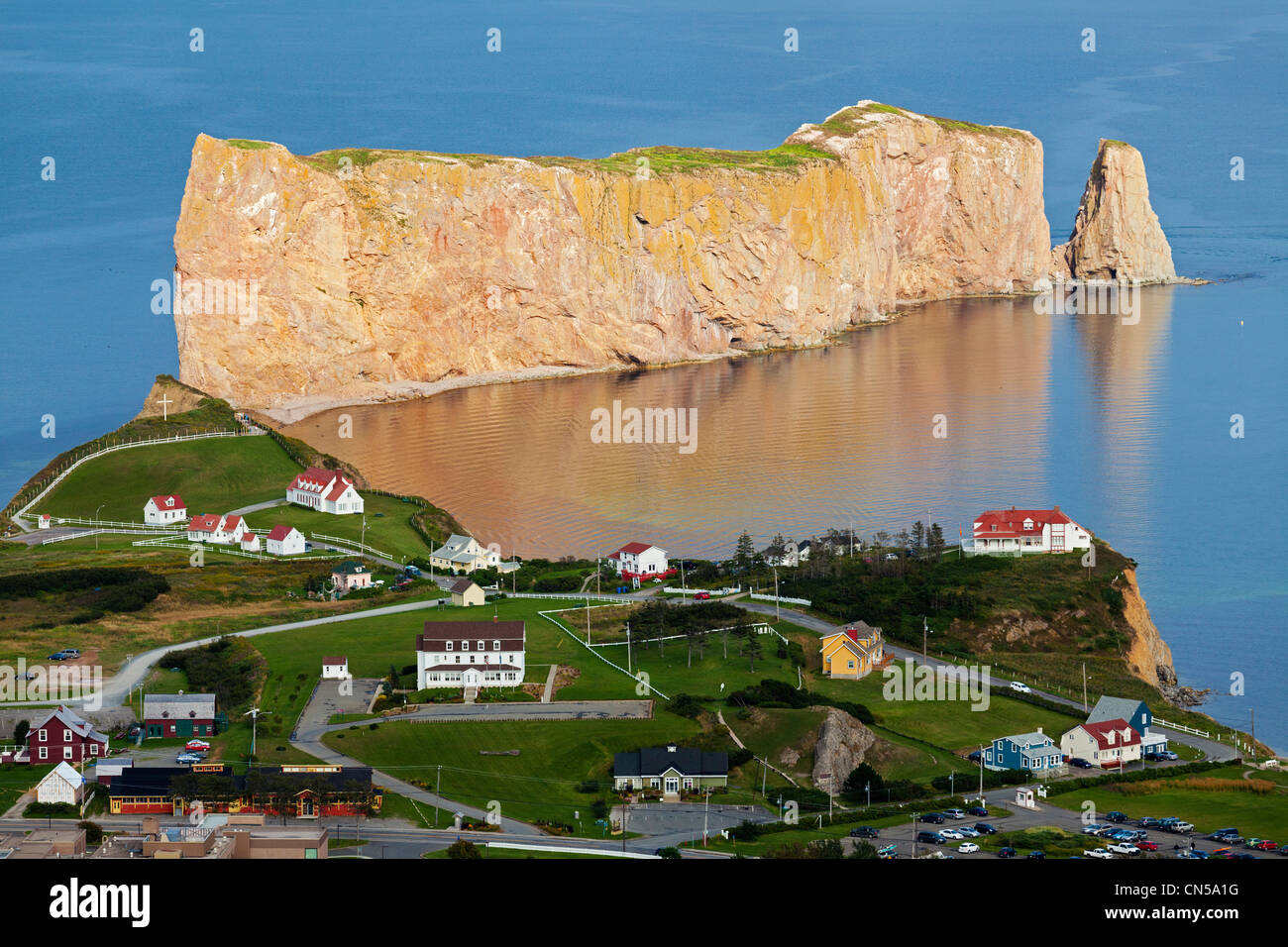 Canada, Provincia di Quebec, Gaspe Peninsula, Perce e il suo famoso Rocher Perce (Perce Rock) Foto Stock