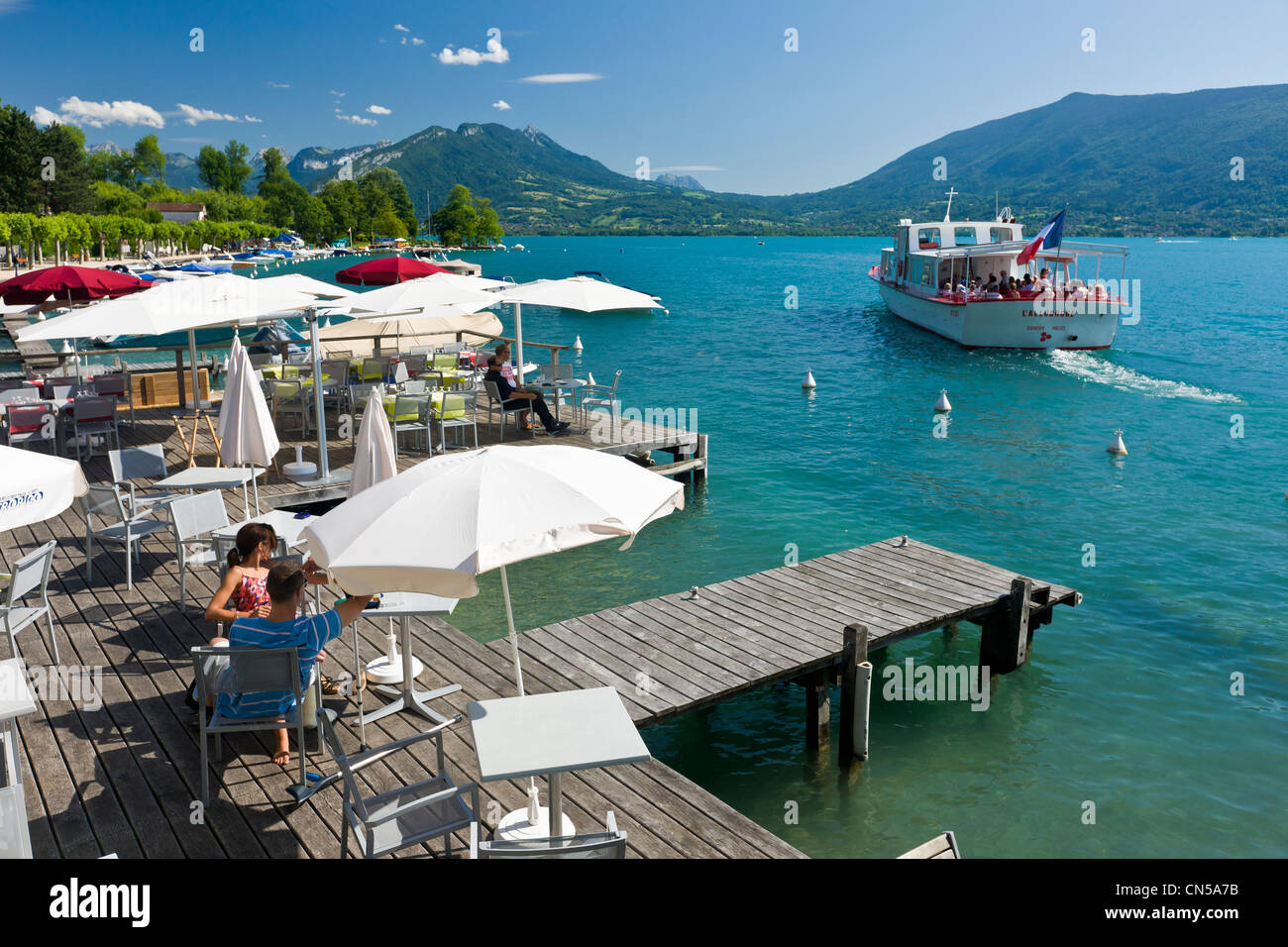 Francia, Haute Savoie, Veyrier du Lac, terrazza dell'Auberge du Lac, il lago di Annecy Foto Stock