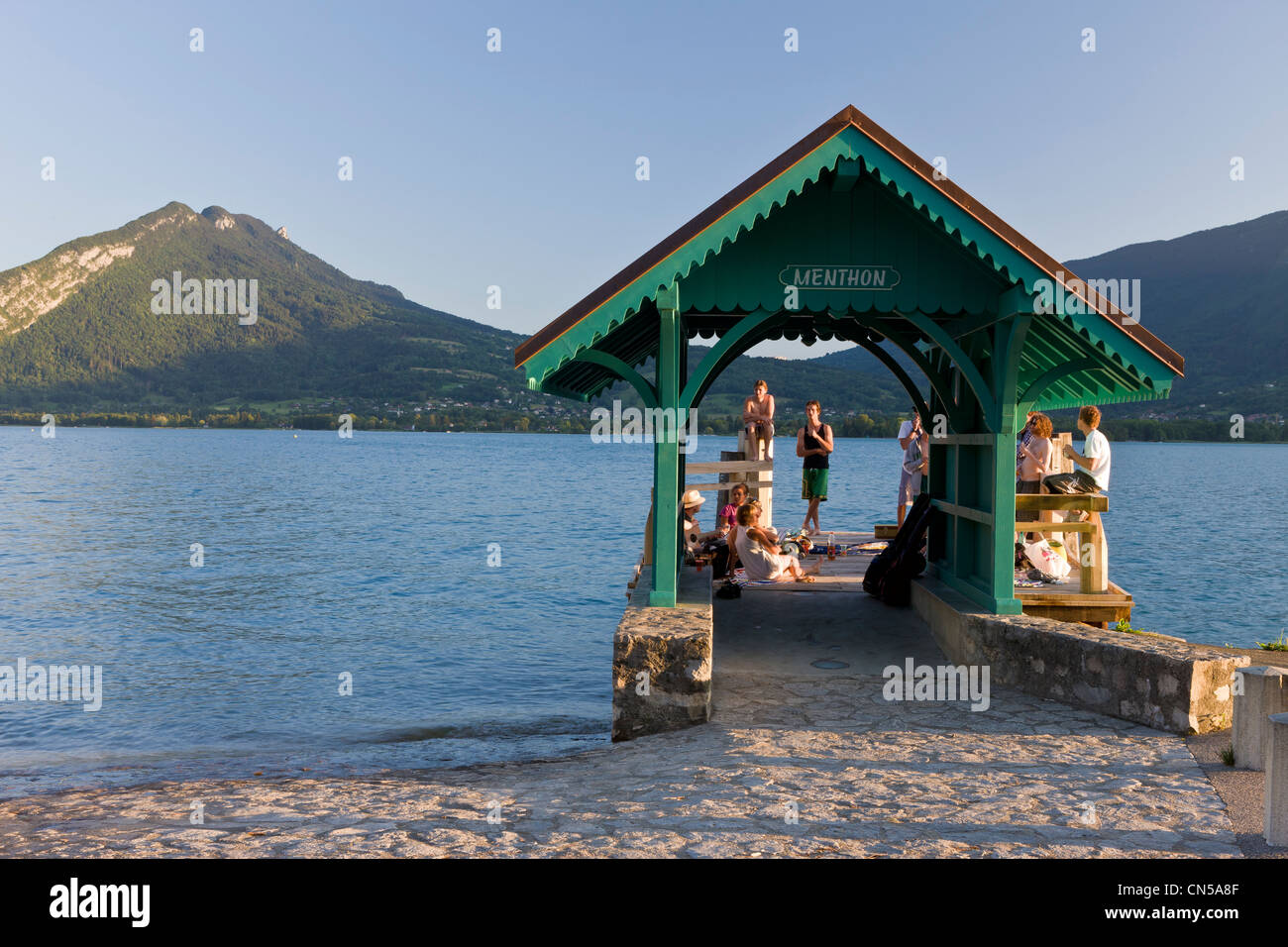 Francia, Haute Savoie, Menthon Saint Bernard, il lago di Annecy, pontile della marina e il picco di viti in musica Foto Stock