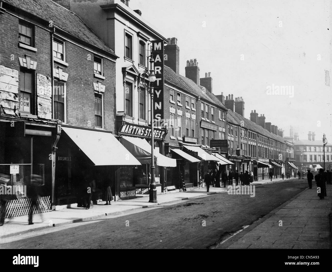 Queen Street, Wolverhampton, 1920. Una fila di punti di vendita al dettaglio sul lato nord di Queen Street, compresi Martyn e Sandors. Foto Stock